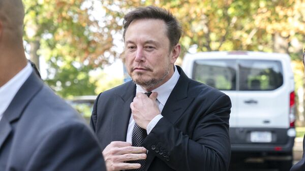 Elon Musk, CEO of X, the company formerly known as Twitter, tightens his tie as he arrives for a closed-door gathering of leading tech CEOs to discuss the priorities and risks surrounding artificial intelligence and how it should be regulated, at Capitol Hill in Washington, Wednesday, Sept. 13, 2023. - Sputnik Africa