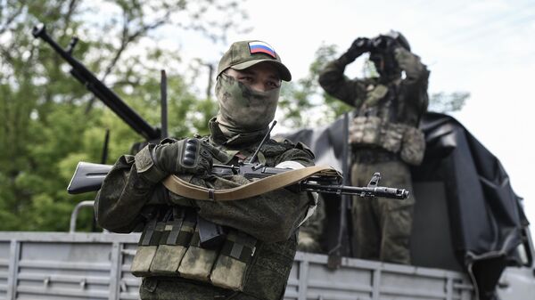Russian Soldier Evacuates Wounded Ukrainian Amidst Enemy Fire - Sputnik Africa