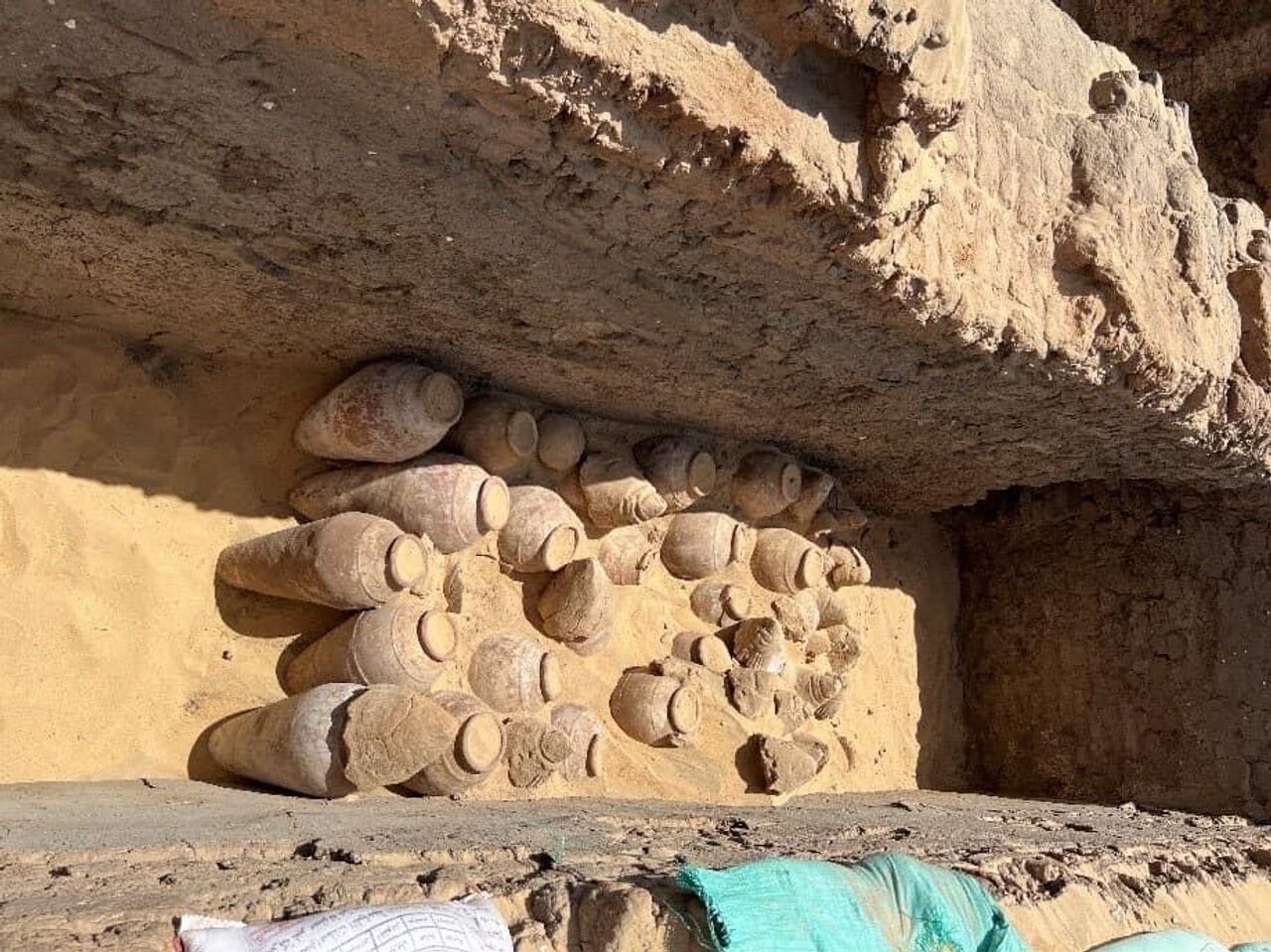 Jars of 5,000-Year-Old Wine Discovered in Egypt - 02.10.2023