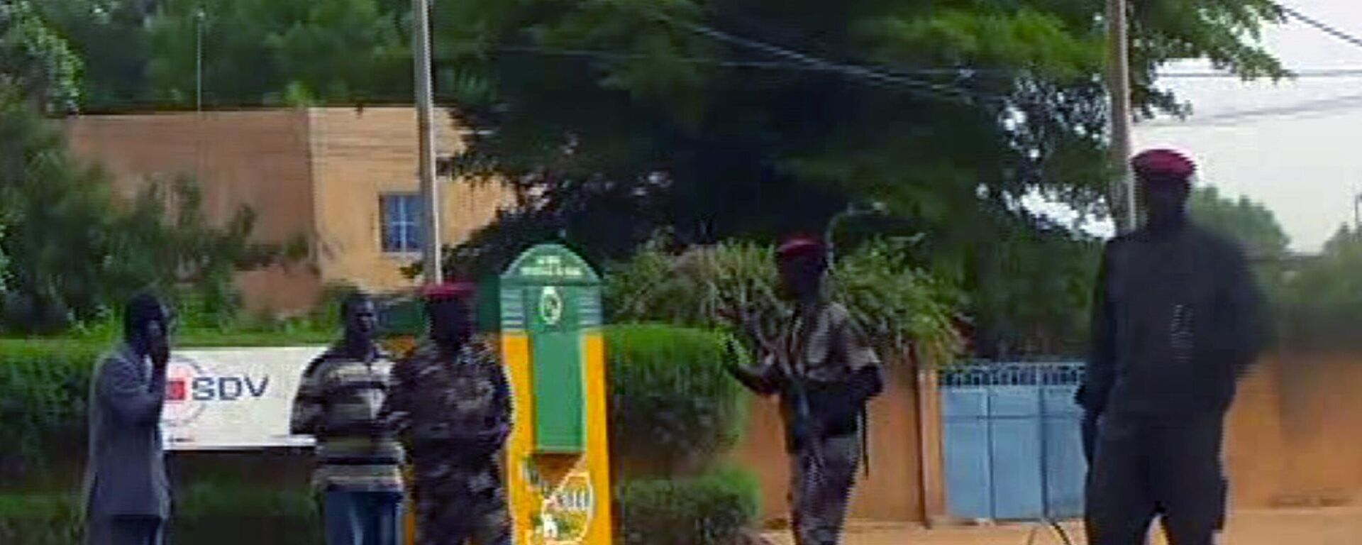 In this frame made from APTN,  Nigerien army soldiers outside the  prison  after unidentified gunmen attacked the central prison in Niger's capital Niamey, on Saturday June 1 2013, opening fire on the guards and killing at least two people, according to a government spokesman and a witness who was 200 meters (yards) from the prison when the incident occurred. - Sputnik Africa, 1920, 03.10.2023