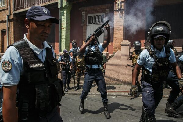 Anti-riot police officers fire teargas to disperse opposition supporters in Antananarivo on October 2, 2023. - Sputnik Africa