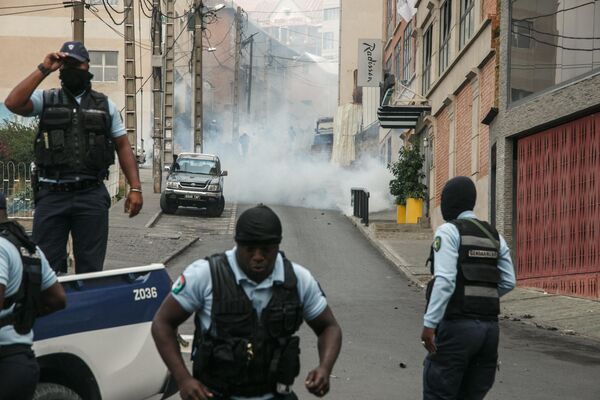 Anti-riot police officers use tear gas to disperse opposition supporters in Antananarivo on October 2, 2023. Madagascar&#x27;s outgoing president and candidate for re-election on November 9, 2023, Andry Rajoelina, denounced on October 1, 2023 the actions of 11 opposition candidates, whom he accused of &quot;creating from scratch&quot; a new political crisis.  - Sputnik Africa