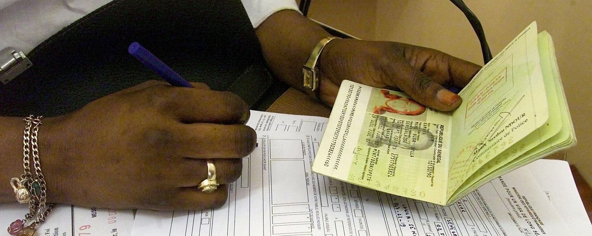 A Senegalese woman fills the required papers for a French visa at the French consulate in Dakar, 12 December 2003 - Sputnik Africa, 1920, 03.10.2023