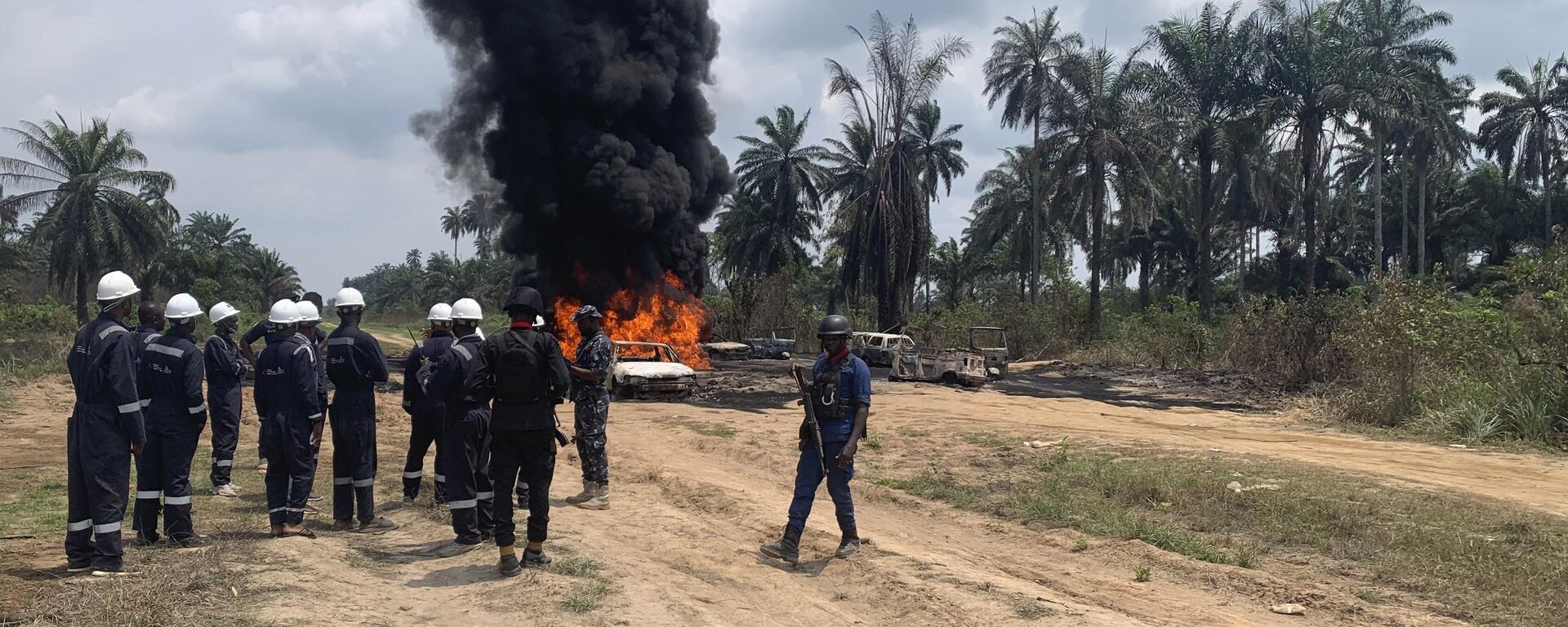 Fire fighters and security officers are seen at the site of an illegal refinery explosion In Emuoha council area of the southern Rivers, Nigeria, Friday, March 3, 2023.  - Sputnik Africa, 1920, 03.10.2023