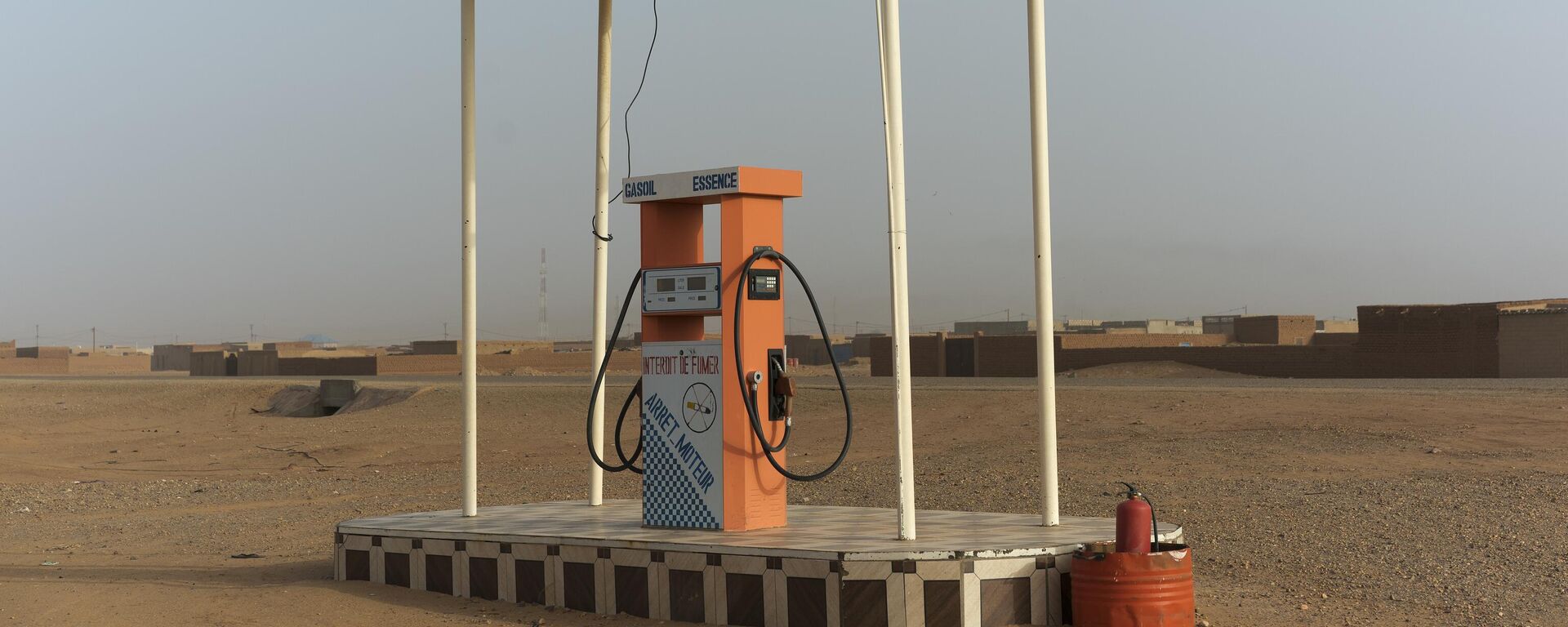 A gas pump stands in Arlit, the last major settlement in Niger's Tenere desert region of the south central Sahara on Thursday, May 31, 2018. - Sputnik Africa, 1920, 04.10.2023