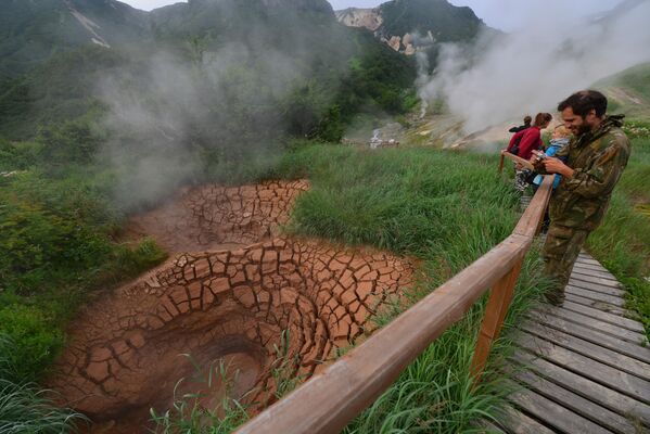 Mud cauldron Grozny (&quot;terrible&quot;) in the Valley of Geysers in Kronotsky State Nature Biosphere Reserve, Kamchatka. - Sputnik Africa