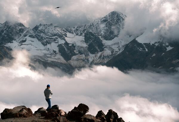 The eastern slope of Elbrus about 4000 m, the Garabashi glacier and a view of the Main Caucasus Range in the Kabardino-Balkarian Republic. - Sputnik Africa