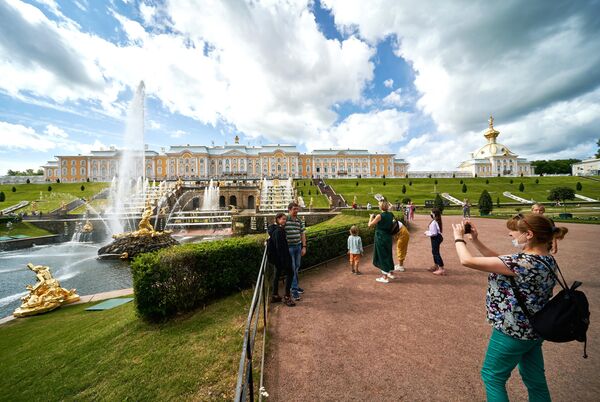 Visitors at the fountains of the Grand Cascade in the Lower Park of the Peterhof State Museum-Reserve. On July 3, the grand opening of the fountains took place at the Peterhof State Museum- Reserve, which was postponed for two months due to the coronavirus pandemic. - Sputnik Africa