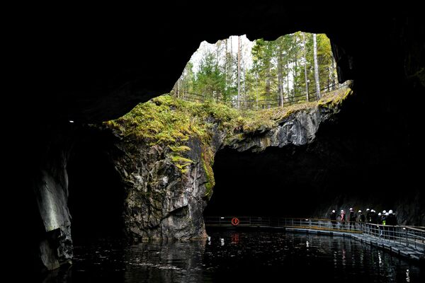 Tourists on an excursion in the Ruskeala mountain park in the Sortavalsky district of the Republic of Karelia. - Sputnik Africa