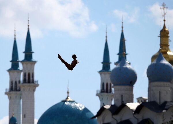 An athlete competes in the men&#x27;s High Diving 27m preliminary round on day ten of the 16th FINA World Championships at the Kazanka River on August 3, 2015 in Kazan, Russia. - Sputnik Africa