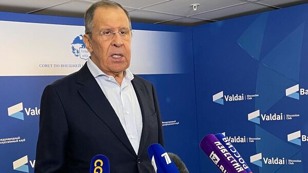 Lavrov tient une conférence de presse à l'issue du premier jour de travail du club de discussion international Valdaï - Sputnik Afrique