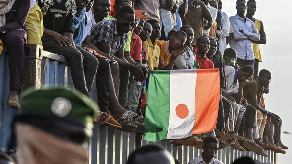 Des partisans du Conseil national de sauvegarde de la patrie (CNSP) du Niger manifestent devant la base aérienne du Niger et de la France  - Sputnik Afrique