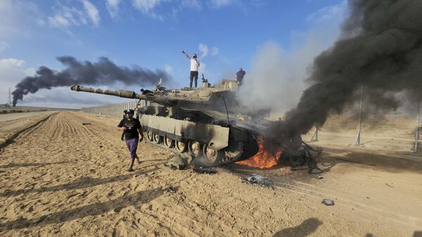 Des Palestiniens sur char israélien près de lde la bande de Gaza - Sputnik Afrique