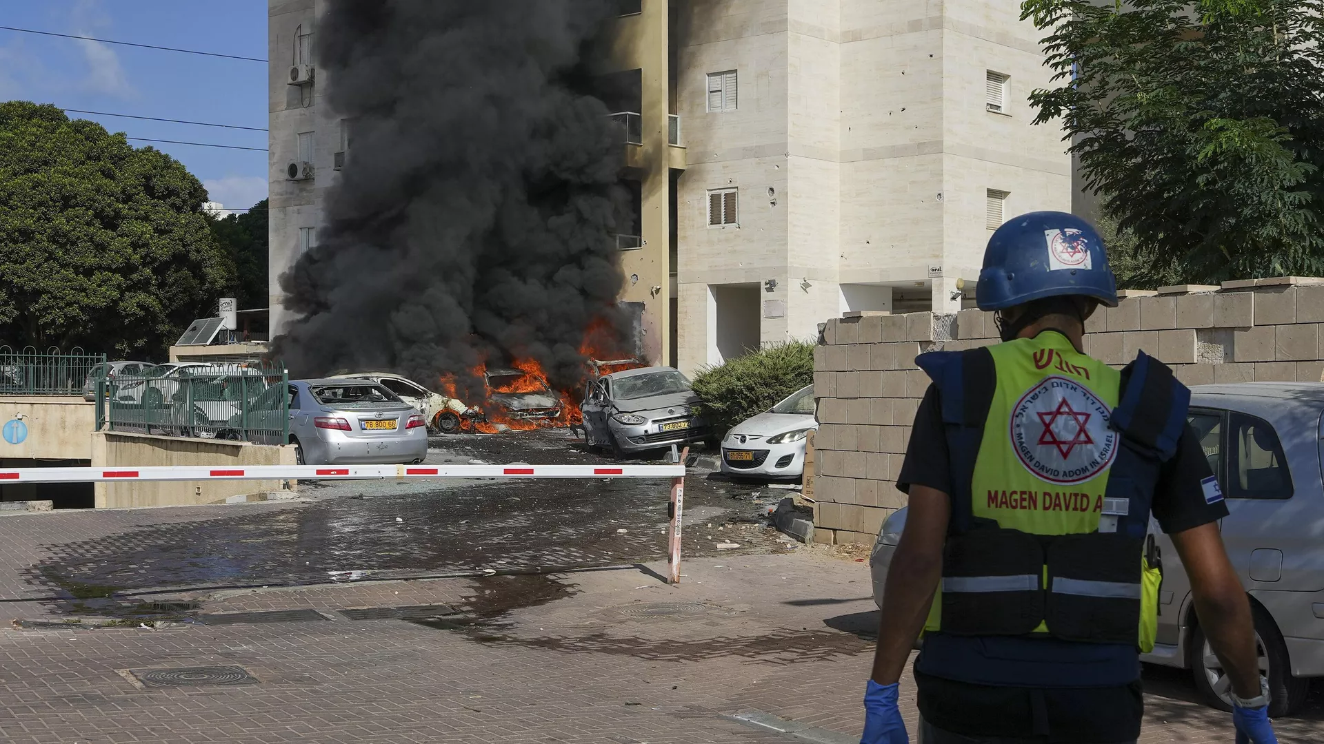 Voitures incendiées à Ashkelon suite à l'attaque palestinienne du 7 octobre 2023 (AP Photo/Tsafrir Abayov) - Sputnik Afrique, 1920, 07.10.2023