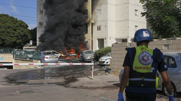 Voitures incendiées à Ashkelon suite à l'attaque palestinienne du 7 octobre 2023 (AP Photo/Tsafrir Abayov) - Sputnik Afrique