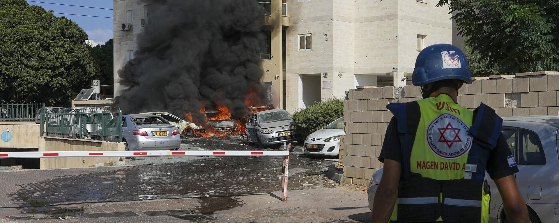 Voitures incendiées à Ashkelon suite à l'attaque palestinienne du 7 octobre 2023 (AP Photo/Tsafrir Abayov) - Sputnik Afrique, 1920, 07.10.2023