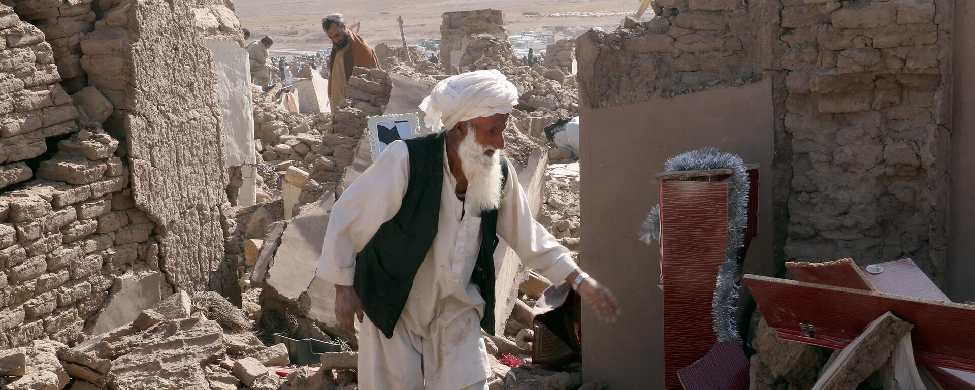 People dismantle ruins after an earthquake in Herat province in western Afghanistan - Sputnik Africa, 1920, 08.10.2023