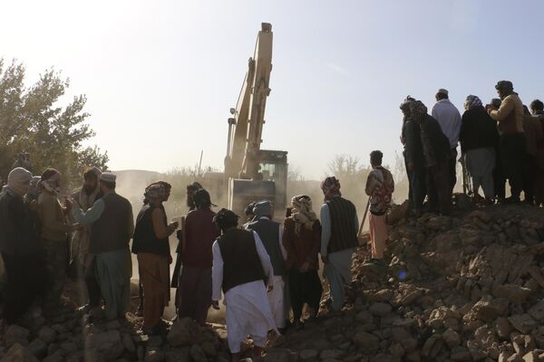 An excavator removes mud from a collapsed house after an earthquake in Zendeh Jan district in Herat province, of western Afghanistan. - Sputnik Africa