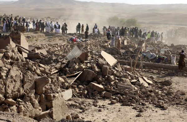 Afghan men search for victims after an earthquake on October 8, 2023. - Sputnik Africa