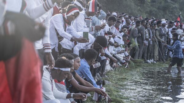 Oromo people gather on the shores of lake Hora Arsadi during the celebration of “Irreecha”, the Oromo people thanksgiving holiday in Bishoftu, Ethiopia, on October 8, 2023. - Sputnik Africa