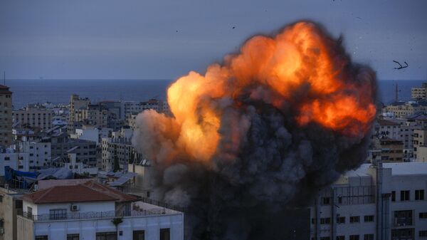 Fire and smoke rise following an Israeli airstrike, in Gaza City, Sunday, Oct. 8, 2023. - Sputnik Africa