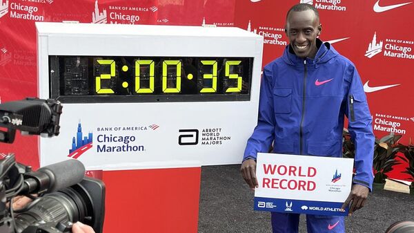  Kenya's Kelvin Kiptum set a new world record of 2:00:35 at the Chicago Marathon on October 8, 2023. - Sputnik Afrique