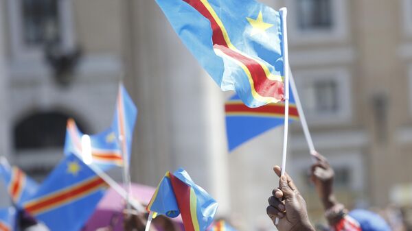 Pilgrims wave flags of the Democratic Republic of the Congo during the Angelus prayer celebrated by Pope Francis from the window of his studio overlooking St. Peter's Square at the Vatican, Sunday, June 28, 2020. - Sputnik Africa