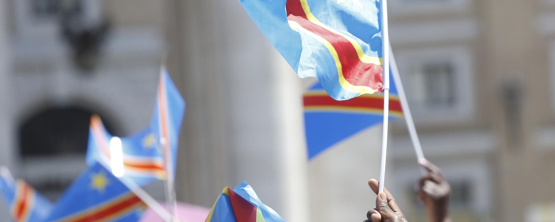 Pilgrims wave flags of the Democratic Republic of the Congo during the Angelus prayer celebrated by Pope Francis from the window of his studio overlooking St. Peter's Square at the Vatican, Sunday, June 28, 2020. - Sputnik Africa, 1920, 08.03.2024