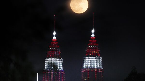 A supermoon rises over Petronas Twin Towers in Kuala Lumpur, Malaysia Thursday, Aug. 31, 2023.  - Sputnik Africa