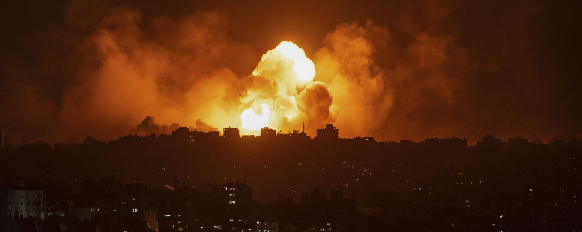 Fire and smoke rise following an Israeli airstrike, in Gaza City, Sunday, Oct. 8, 2023. - Sputnik Africa, 1920, 10.10.2023