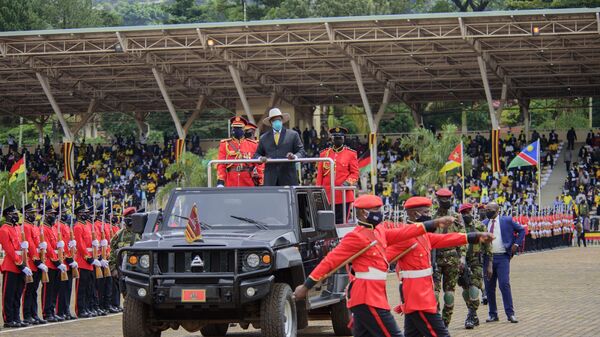 Uganda's President Yoweri Museveni inspects a guard of honor as he arrives to take his oath to be sworn in as President for his sixth term, at Kololo ceremonial grounds in Kampala, Uganda on May 12, 2021.  - Sputnik Africa