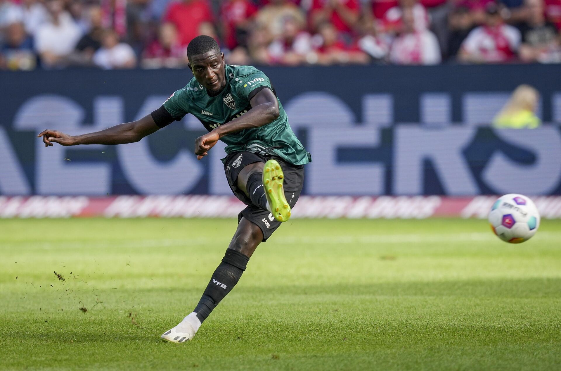 Stuttgart's Serhou Guirassy kicks a freekick during a German Bundesliga soccer match between FSV Mainz 05 and VfB Stuttgart in Mainz, Germany, Saturday, Sept. 16, 2023. - Sputnik Africa, 1920, 07.01.2024