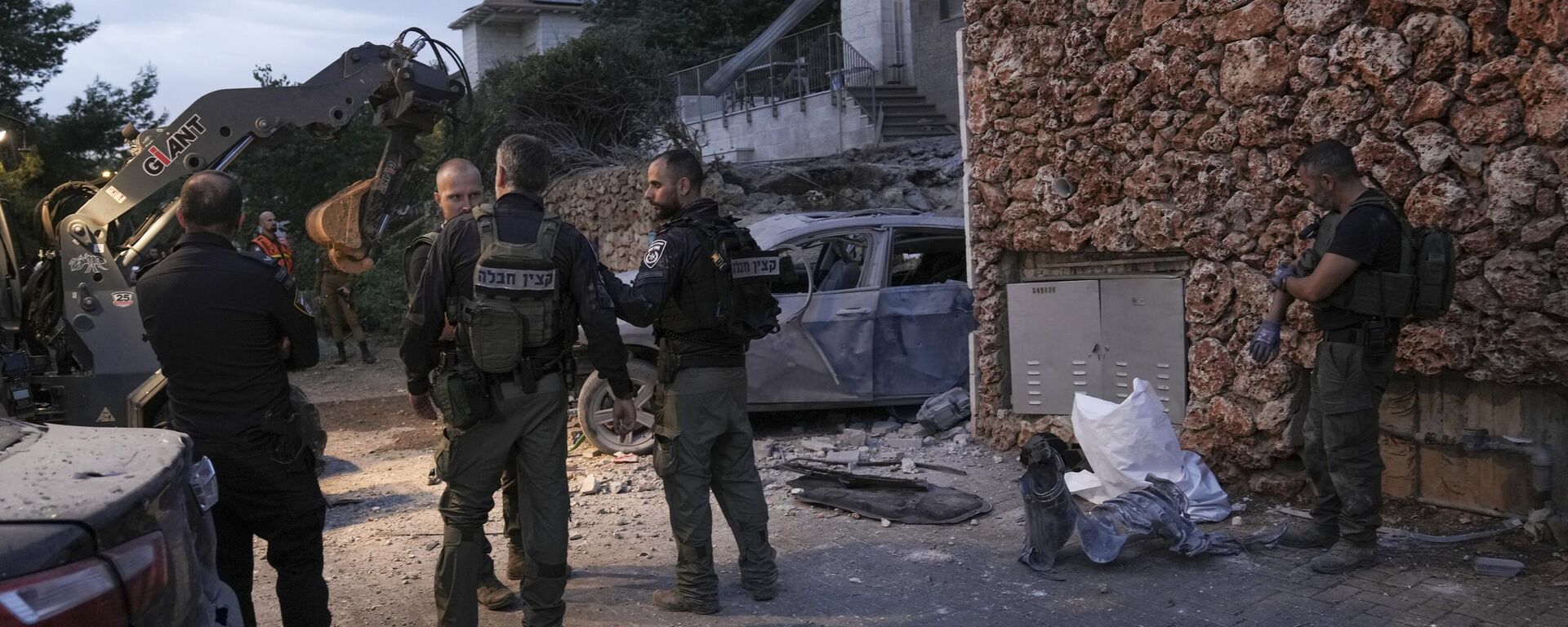 Israeli security forces inspect a damaged house after it was hit by a rocket fired from the Gaza Strip, in Har Adar settlement near Jerusalem, Monday, Oct. 9, 2023. - Sputnik Africa, 1920, 11.10.2023