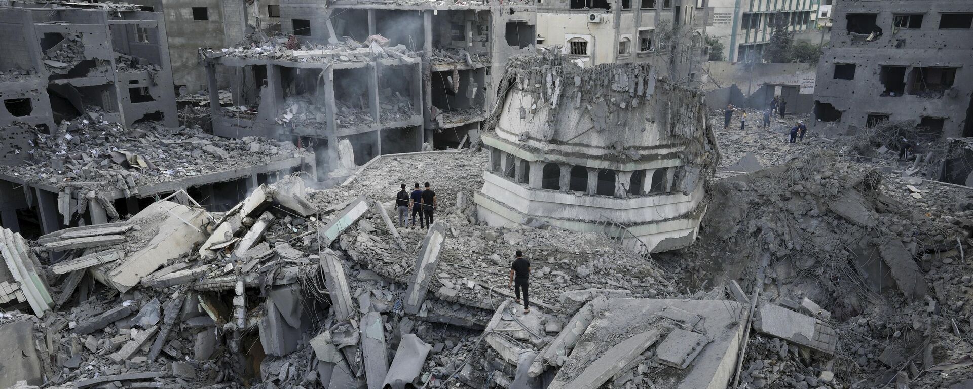 Palestinians inspect the rubble of the Yassin Mosque destroyed after it was hit by an Israeli airstrike at Shati refugee camp in Gaza City, early Monday, Oct. 9, 2023. - Sputnik Africa, 1920, 09.10.2023
