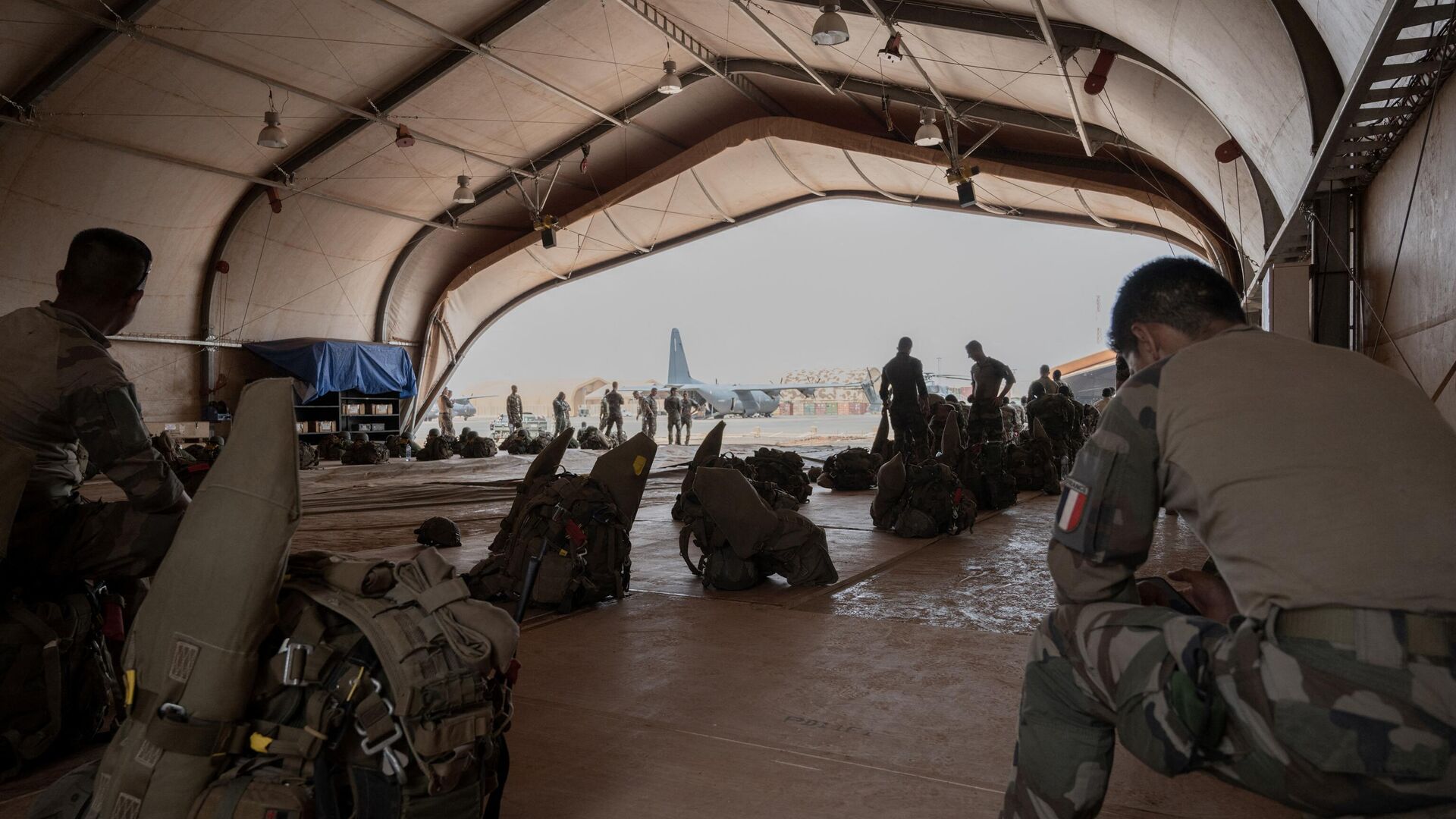 French soldiers of the 2e Regiment Etranger de Parachutistes (2eREP - 2nd Foreign Parachute Regiment ) and Nigerien soldiers prepare for a mission on the French BAP air base, in Niamey, on May 14, 2023. - Sputnik Africa, 1920, 10.10.2023