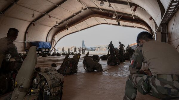 French soldiers of the 2e Regiment Etranger de Parachutistes (2eREP - 2nd Foreign Parachute Regiment ) and Nigerien soldiers prepare for a mission on the French BAP air base, in Niamey, on May 14, 2023. - Sputnik Africa
