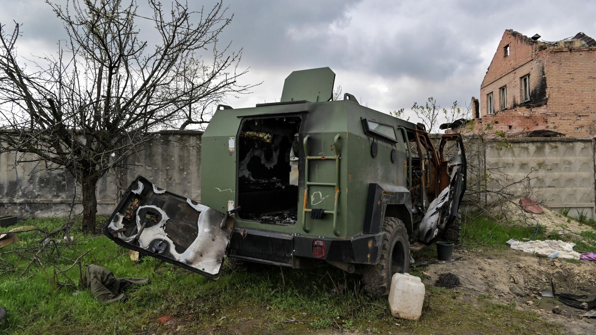 Destroyed Canadian Roshel Senator armored vehicle of the Ukrainian Armed Forces is seen in Artemovsk (Bakhmut) as Russia's military operation in Ukraine continues, Donetsk People's Republic, Russia - Sputnik Africa, 1920, 10.10.2023
