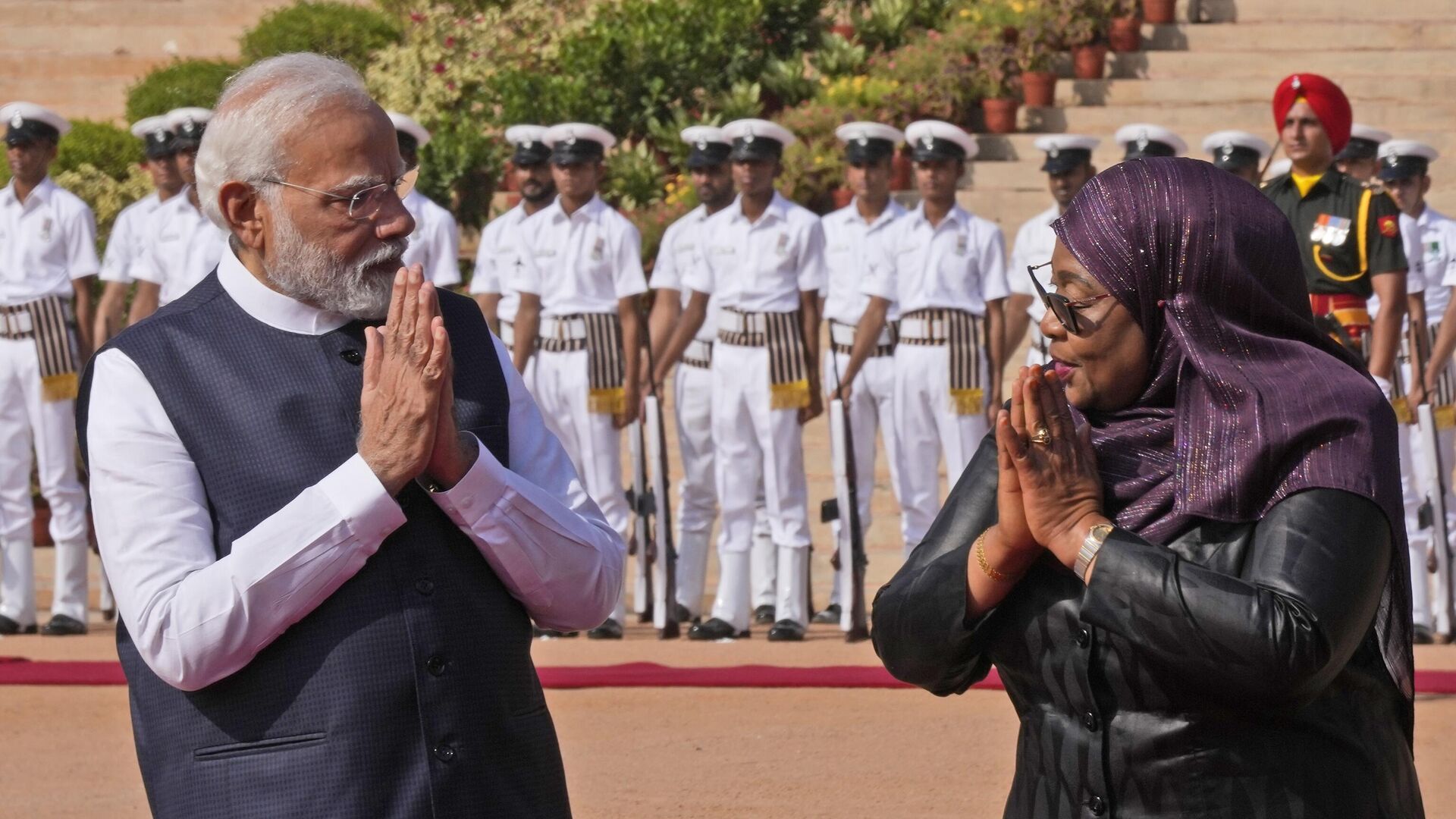 Indian Prime Minister Narendra Modi, left, greets Tanzanian President Samia Suluhu Hassan, upon her arrival at the Indian presidential palace, in New Delhi, India, Monday, Oct. 9, 2023. - Sputnik Africa, 1920, 10.10.2023