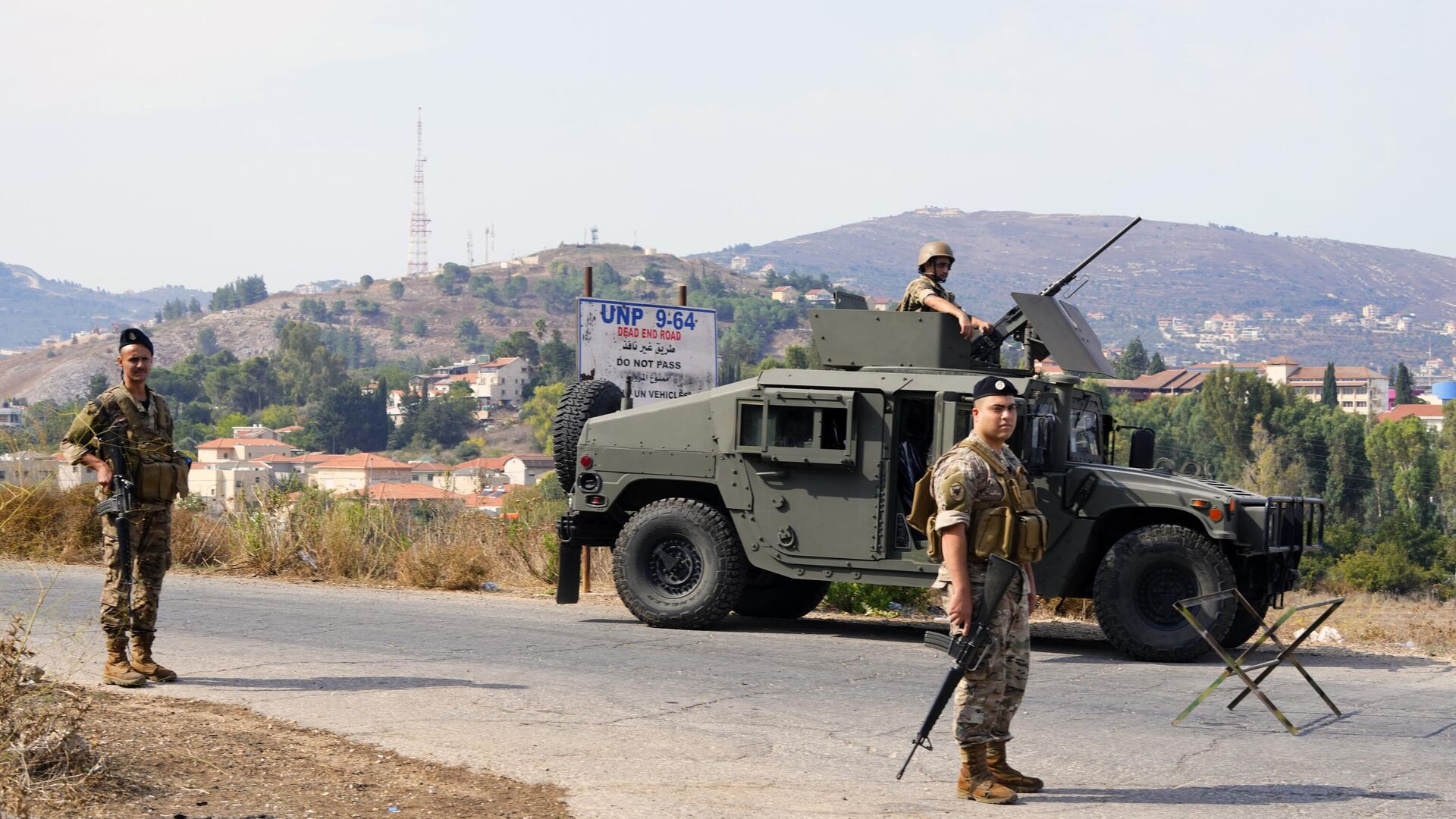 Lebanese army members patrol on the Lebanese side of the Lebanese-Israeli border in the southern village of Kfar Kila - Sputnik Africa, 1920, 20.10.2023