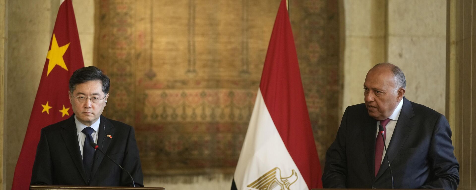 Chinese Foreign Minister Qin Gang, left, listens during a press conference with his Egyptian counterpart Sameh Shoukry, at the foreign ministry headquarters in Cairo, Egypt, Sunday, Jan. 15, 2023. - Sputnik Africa, 1920, 11.10.2023