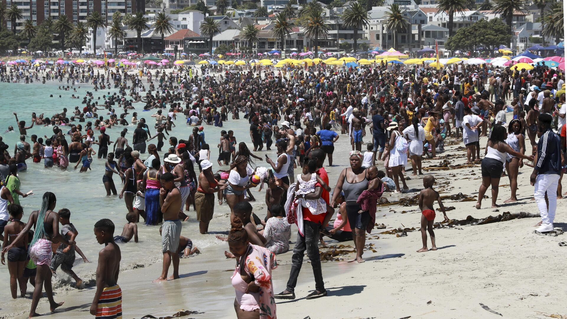 People enjoy New Year's day at Camps Bay beach in Cape Town, South Africa, Sunday, Jan. 1, 2023 - Sputnik Africa, 1920, 11.10.2023