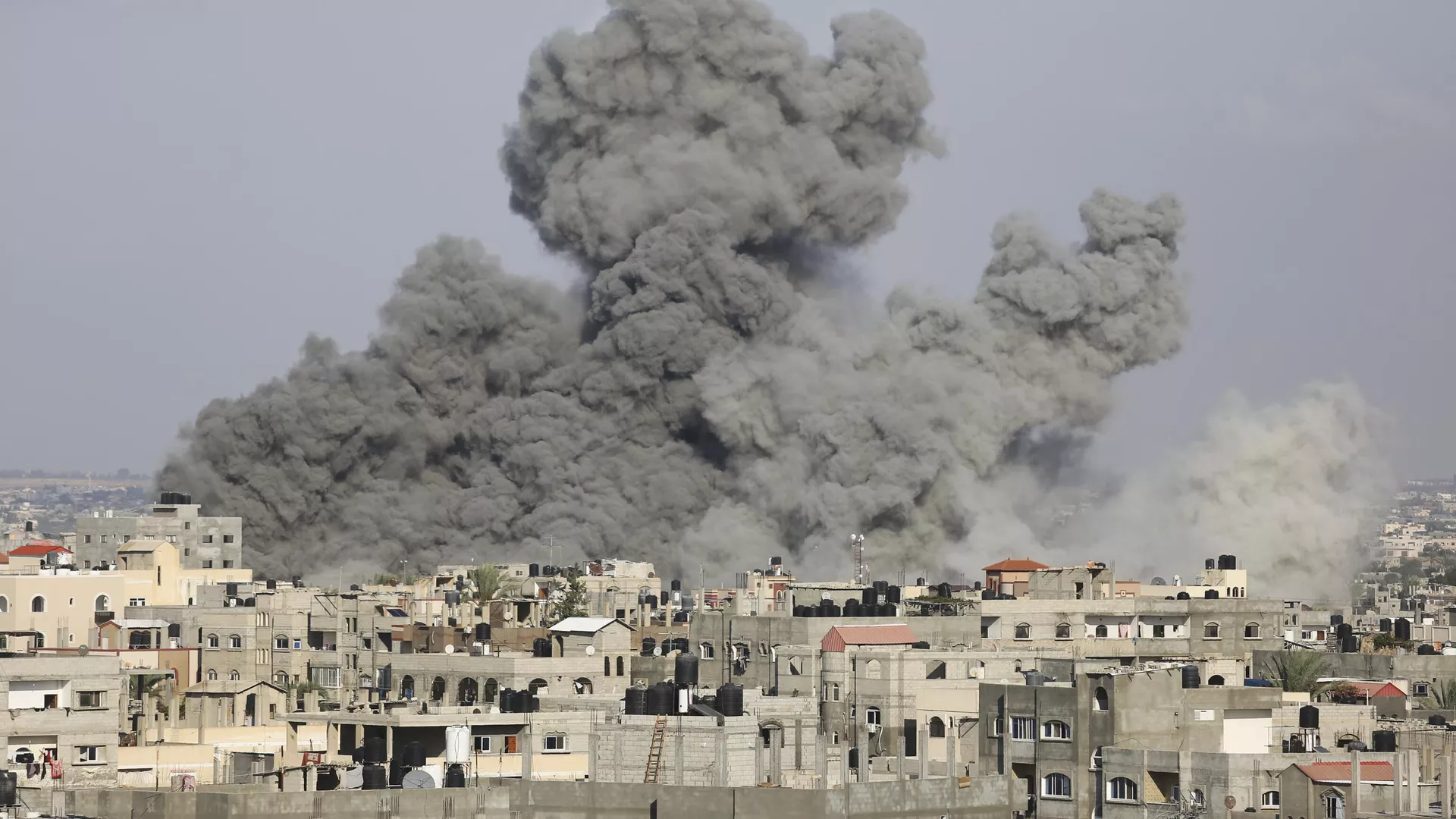 La fumée s'élève suite aux frappes aériennes israéliennes à Rafah, dans le sud de la bande de Gaza - Sputnik Afrique, 1920, 30.05.2024