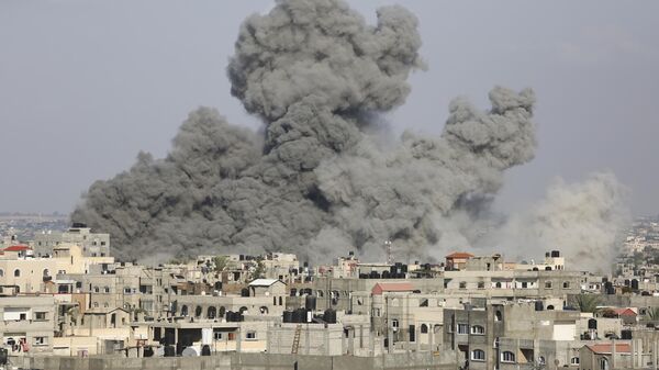 La fumée s'élève suite aux frappes aériennes israéliennes à Rafah, dans le sud de la bande de Gaza - Sputnik Afrique