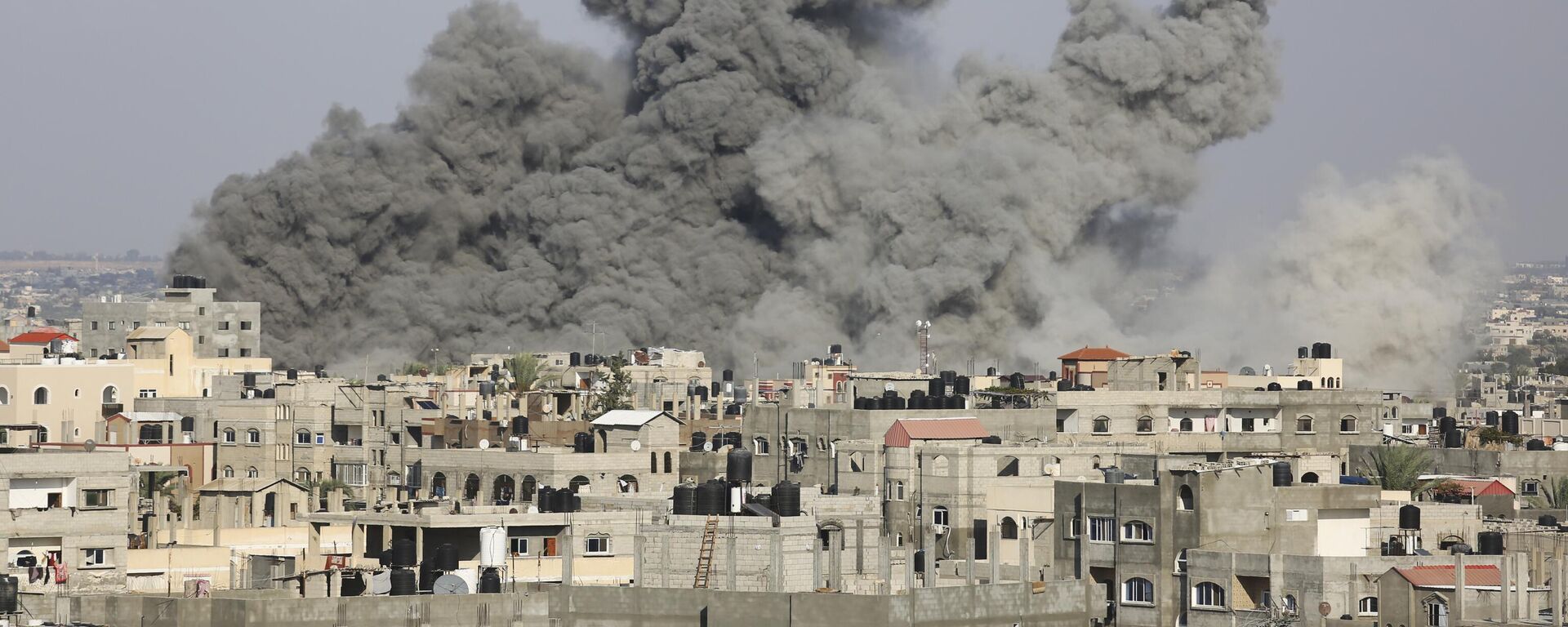 La fumée s'élève suite aux frappes aériennes israéliennes à Rafah, dans le sud de la bande de Gaza - Sputnik Afrique, 1920, 13.10.2023