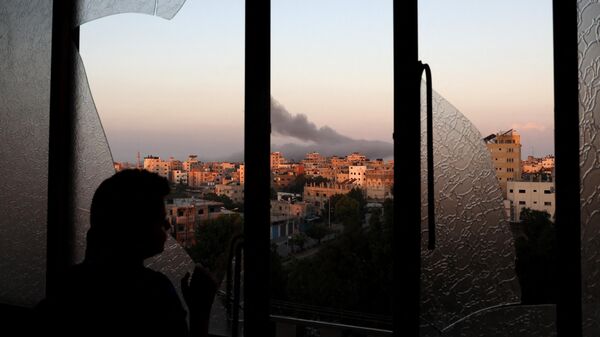 une fumée après une frappe aérienne israélienne sur la ville de Gaza - Sputnik Afrique