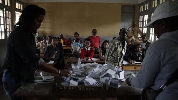 Party agents and public members watch the counting of ballot papers for the runoff presidential election in Antananarivo, Madagascar, Wednesday, Dec. 19, 2018.  - Sputnik Africa