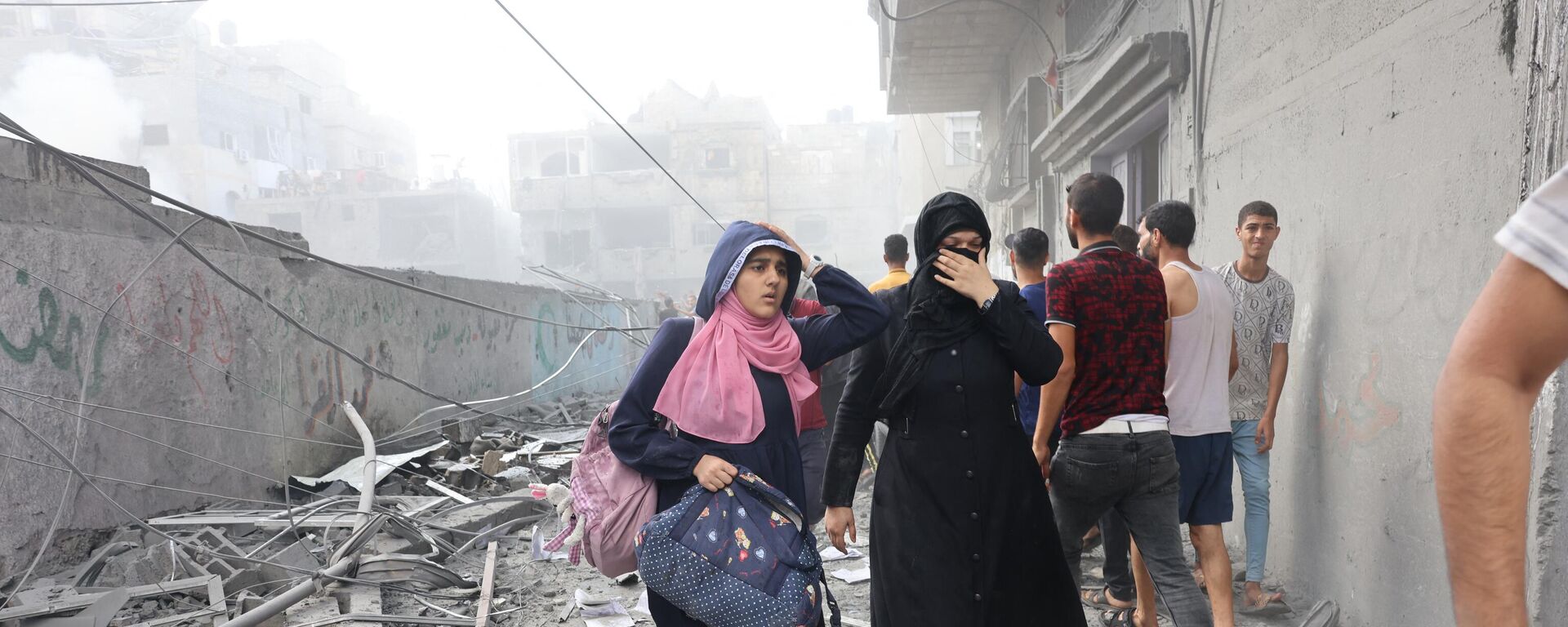 Women flee following an Israeli strike, as battles between Israel and the Hamas movement continue for the sixth consecutive day, in the city Rafah, in the southern Gaza Strip on October 12, 2023. - Sputnik Africa, 1920, 15.10.2023