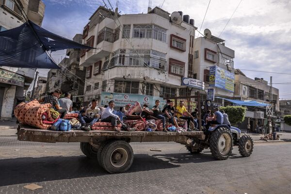 Palestinians flee Gaza City following Israeli air strikes on October 7, 2023. Palestinian militants have begun a &quot;war&quot; against Israel which they infiltrated by air, sea and land from the blockaded Gaza Strip, Israeli officials said, a major escalation in the Israeli-Palestinian conflict.  - Sputnik Africa