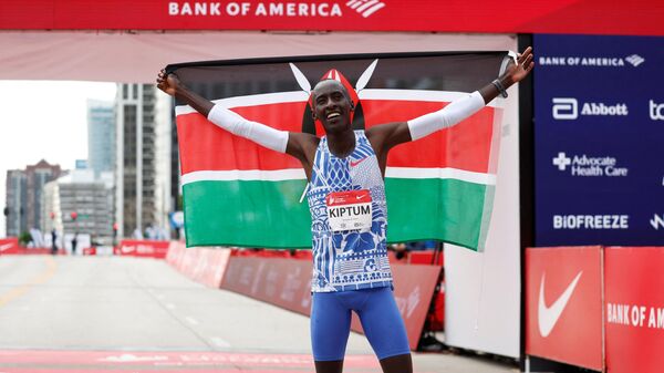 Kenya's Kelvin Kiptum celebrates winning the 2023 Bank of America Chicago Marathon in Chicago, Illinois, in a world record time of two hours and 35 seconds on October 8, 2023.  - Sputnik Africa