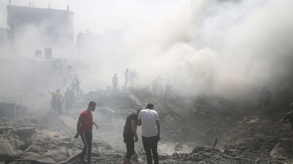 Palestinians look for survivors after an Israeli airstrike in Rafah refugee camp, southern Gaza Strip, Thursday, Oct. 12, 2023.  - Sputnik Africa